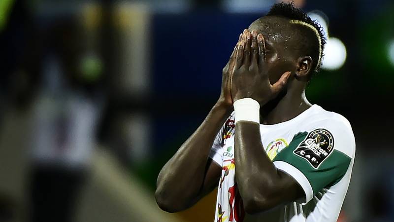  Sadio Mané limps off for Senegal to hand Liverpool fresh injury scare