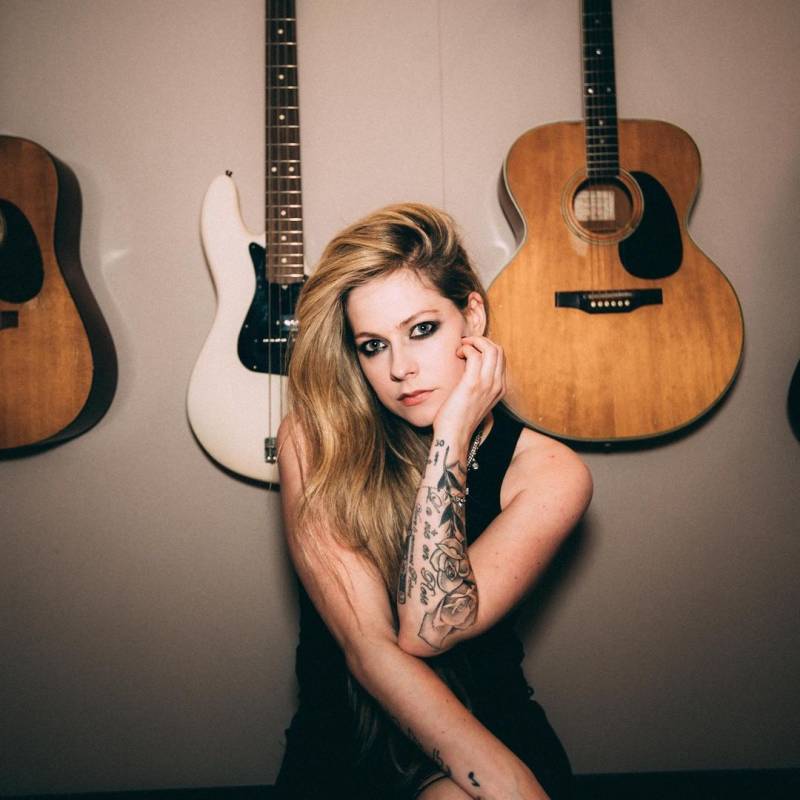 Avril Lavigne Debuts Her New Album "Love Sux"