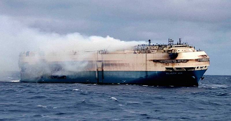 BATTERIES CATCH FLAME ON CARGO SHIP OF ELECTRIC CARS,