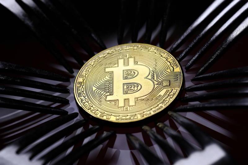 Bitcoin could plunge to $30,000 by June (and Ether could flop too) as they follow tech stocks down, 