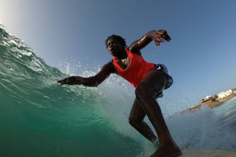 Surfing for change: Senegal’s pioneering female surfers | Unreported World