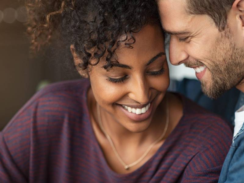 1 type of flirting that works best for attracting a potential partner, according to psychologists