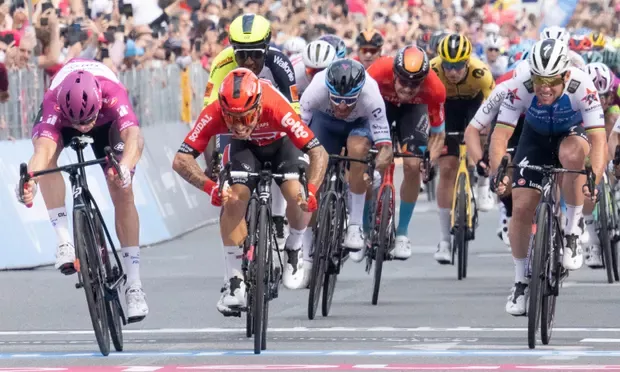 Arnaud Démare pips Caleb Ewan in photo finish to win Giro d’Italia stage six