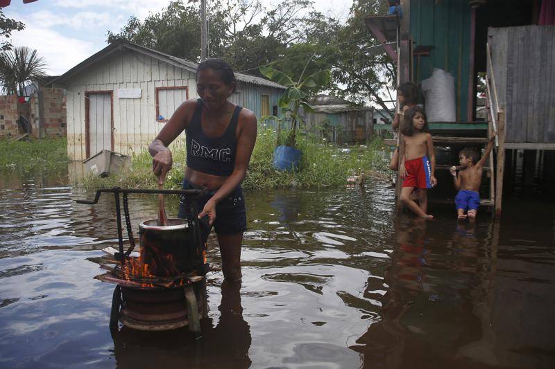 People In Brazils Amazon Rainforest Again Reel From Floods