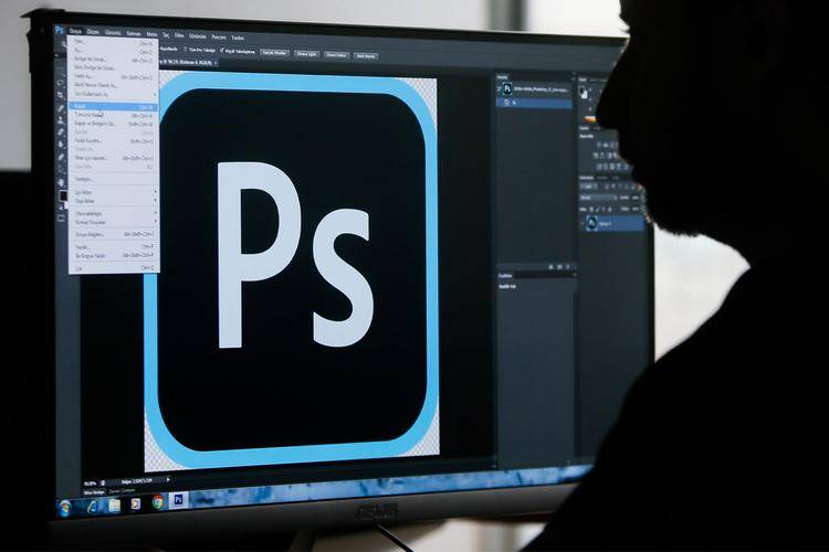 Adobe's Browser-Based Photoshop Becomes Available for Free