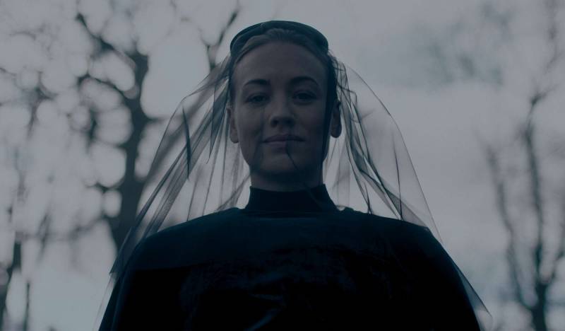 A Mourning Serena Waterford Looks Like Evil Incarnate In The Handmaid's Tale season 5 first look