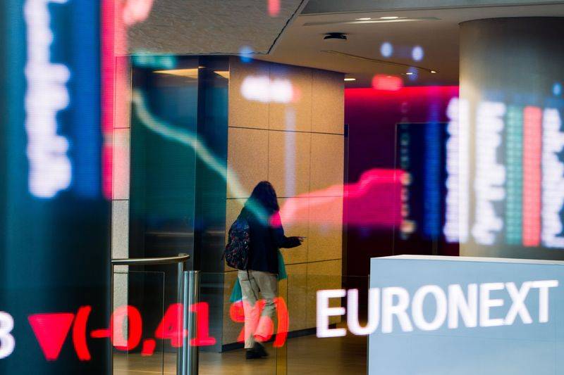 European Stocks Little Changed Ahead of Crucial Earnings Season