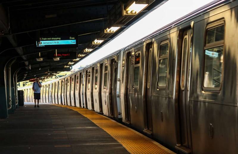 10 Years:New York City Promises Your Cellphone Will Work In Subway Tunnels