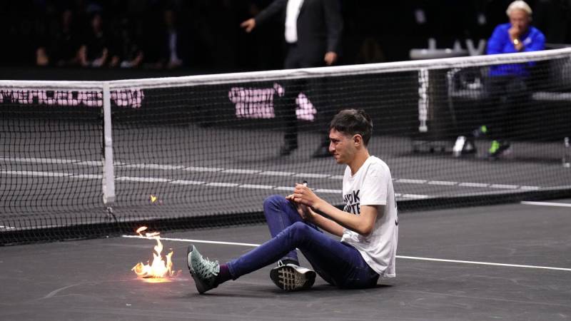 Laver Cup play halted as invader “sets themselves on fire”