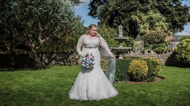Jilted bride who carried on with wedding 'overwhelmed' by donations and free 'honeymoon'
