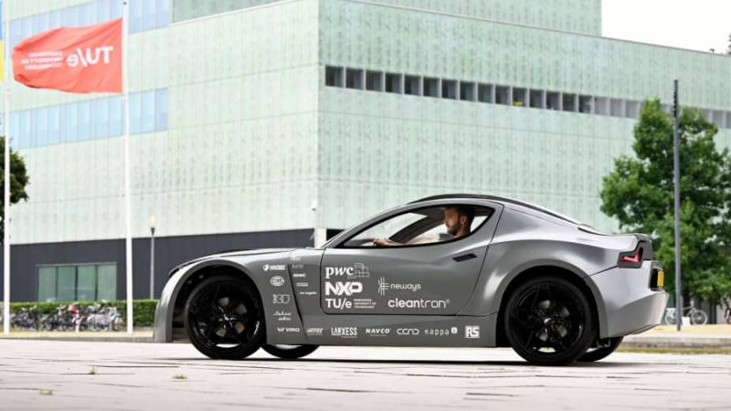 This solar-powered electric car cleans carbon from the air as it drives(Photos)