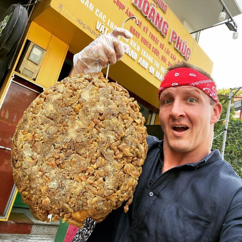 How To Eat When You Can’t Show Your Face!! Medan Street Food Tour in Indonesia!!