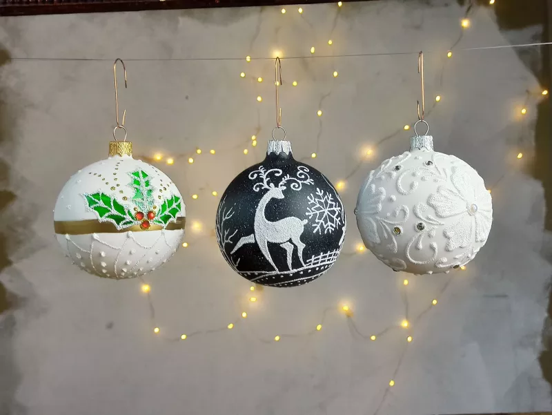 Unboxing Christmas baubles | V&A