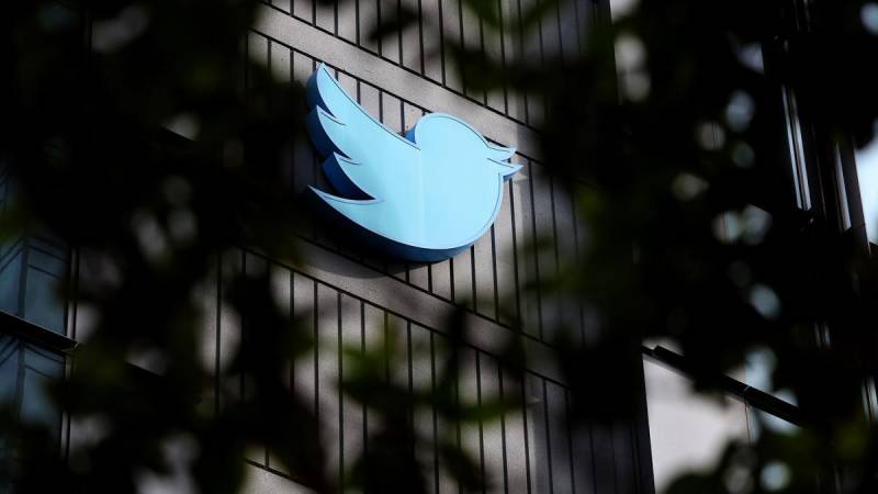 Twitter limits the number of tweets users can read amid extended outage