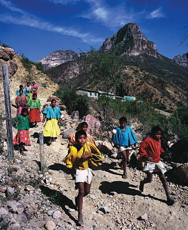 National Geographic - I Ran 27 Miles in Sandals with the World's Top Runners