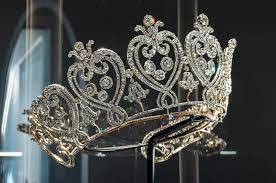 Unboxing some seriously sparkly Cartier jewels