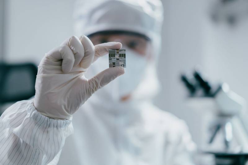 Trump Eyes Chips Act Funds for Intel Stake