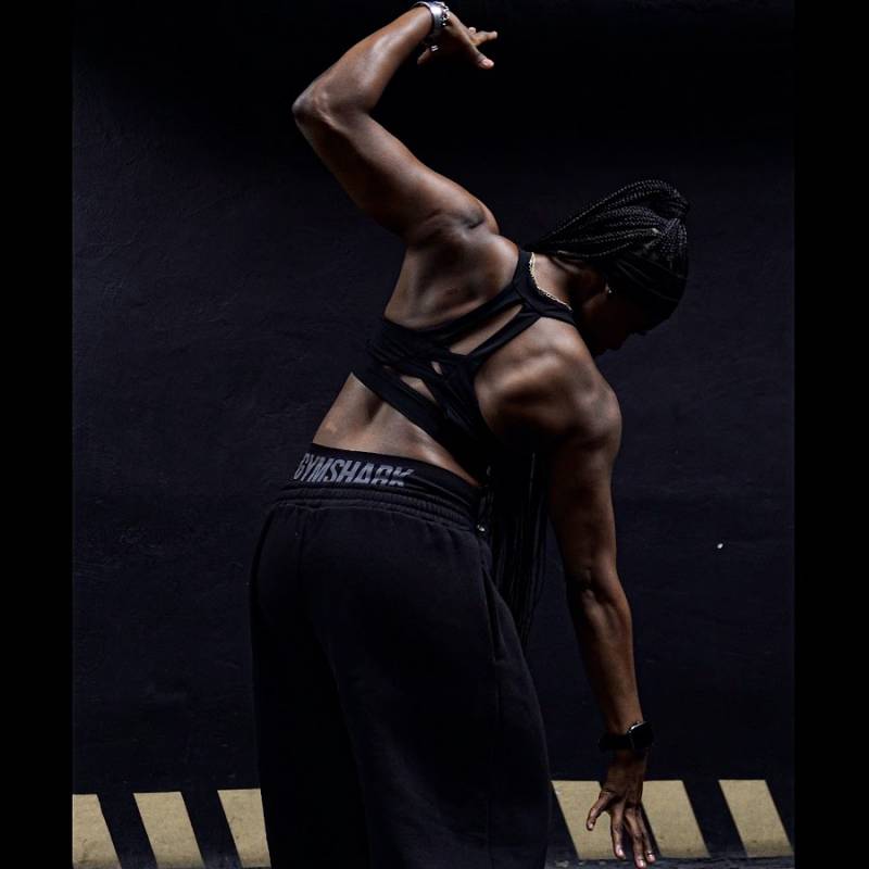 Female Bodybuilder challenges Calisthenics Guy