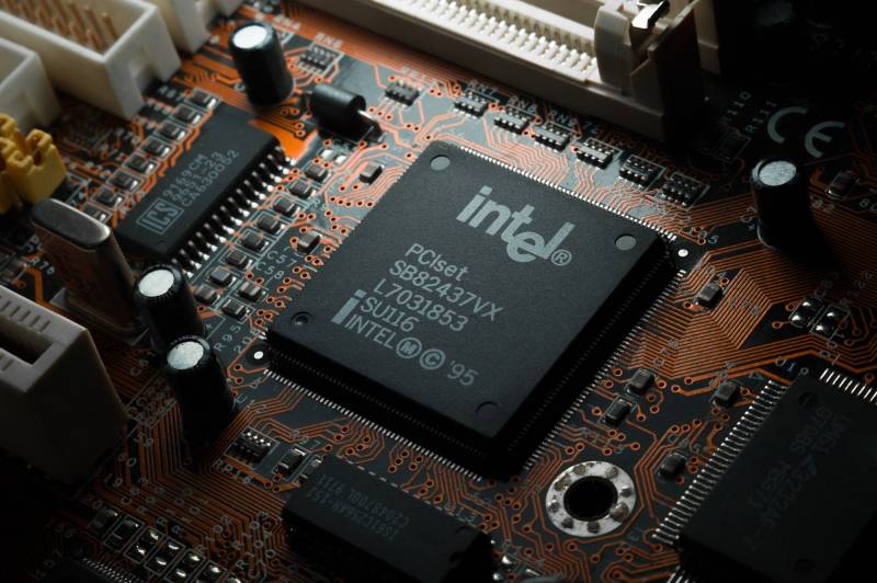 Intel Falls as Manufacturing Snags Bedevil Comeback