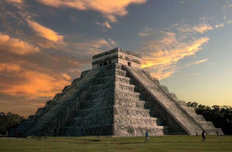 Archeologists Investigate Chichen Itza