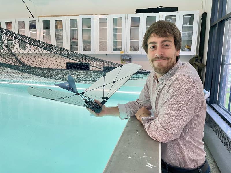 Puffin-Inspired Robot that Swims and Flies